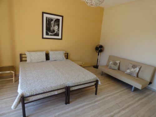 Hostal Georges Ipsos Apartments