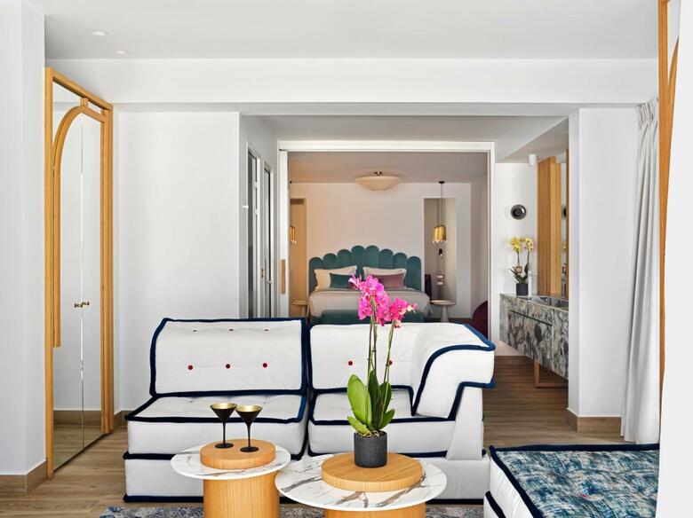 Hotel Cresanto Luxury Suites