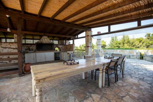 Eco Stone Villa With Private Pool, Jacuzzi And Bbq