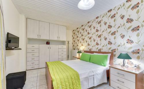 Ina Apartments