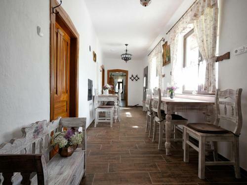 Sz�r?skert Vend�gh�z Pusztaszer