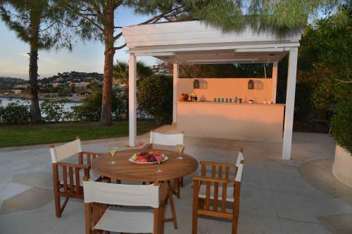 Black Diamond Luxury Seafront Villa Melina
