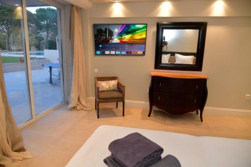 Black Diamond Luxury Seafront Villa Melina