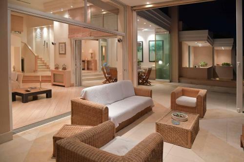 Black Diamond Luxury Seafront Villa Melina