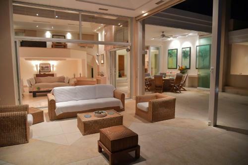 Black Diamond Luxury Seafront Villa Melina