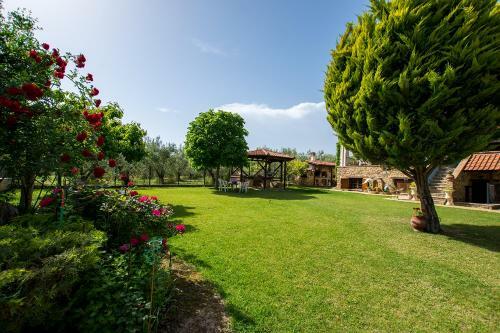Rustic, Luxurious,garden Villa 70m From The Sea