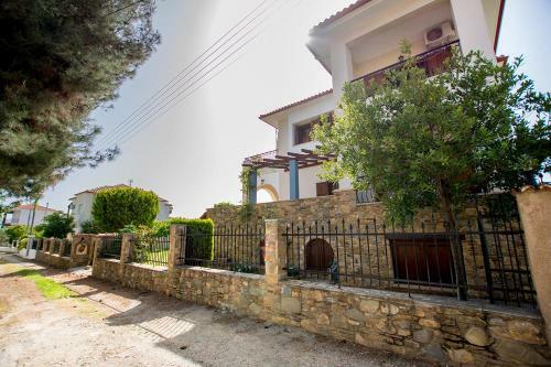 Rustic, Luxurious,garden Villa 70m From The Sea