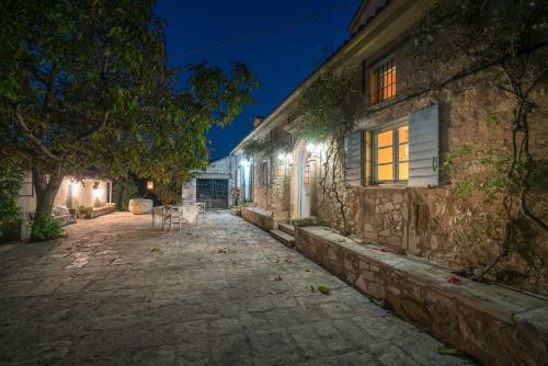 Bratis Holiday Home