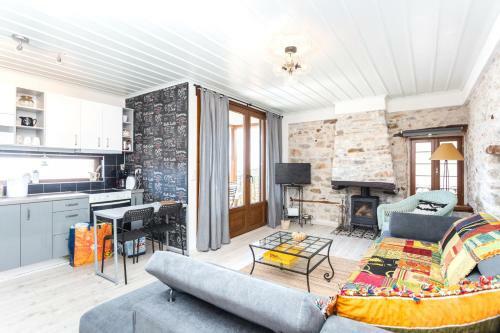 Restored 1902 Stone House With Superb Sea View