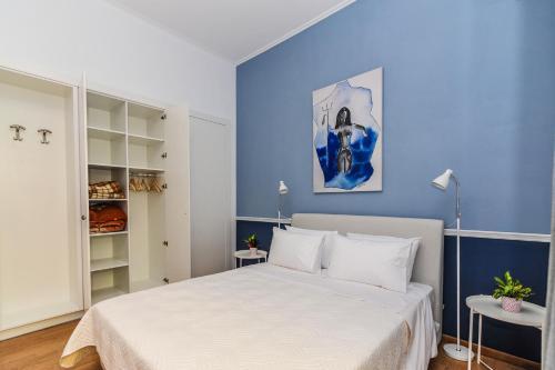 The Elegant. Spacious City Center Apartment.