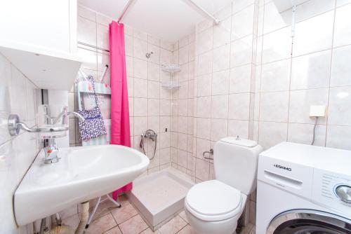 Centrally Located 2 Bedroom Apartment With Parking ?
