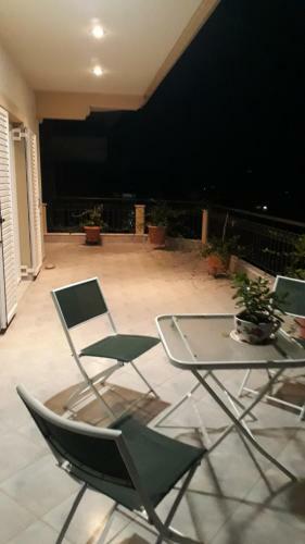 Private Upper Floor Of Central Apartment