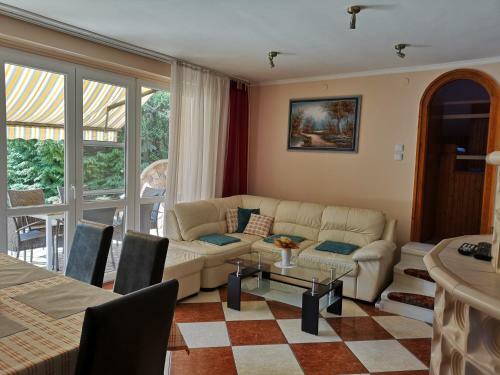 Aranyhal Vend�gh�z
