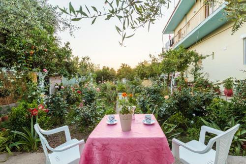 Summer Rose Garden Getaway - A Step To The Beach