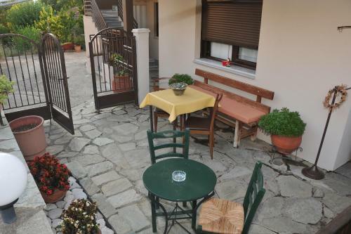 Hostal Guesthouse Bloutsos Rooms