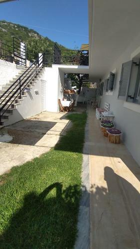 George And Danai Apartments