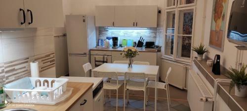 Fsqh Under Apartman