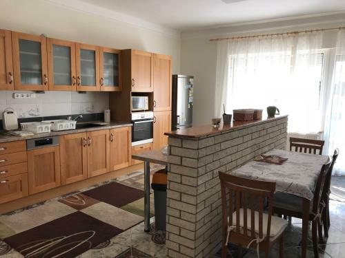 Villa �kos H�z