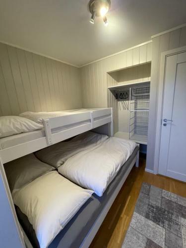 Stetind - Modern Apartment With Free Parking