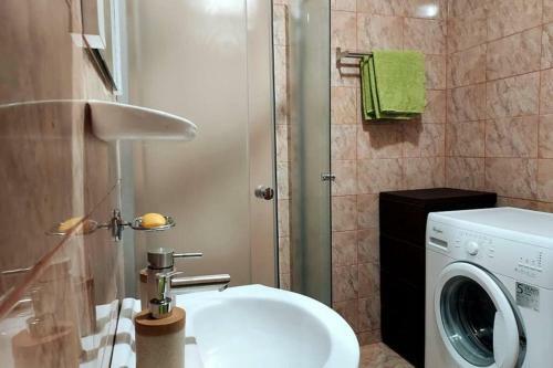 Apartamento Spacious Quiet Flat, Free Parking Included