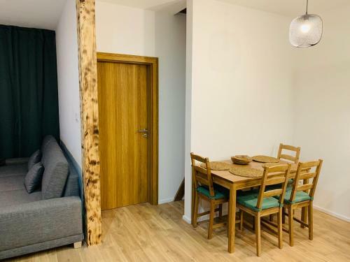 L�?nica Apartments T�le