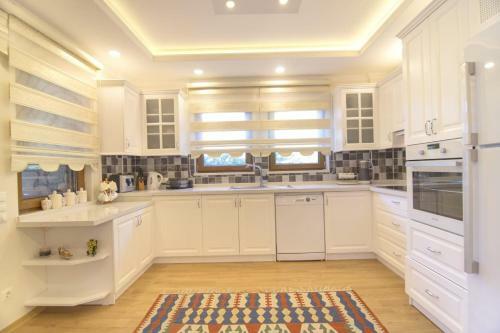 5br, Central Villa With Private Pool