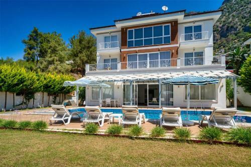 Large Villa With A Private Pool