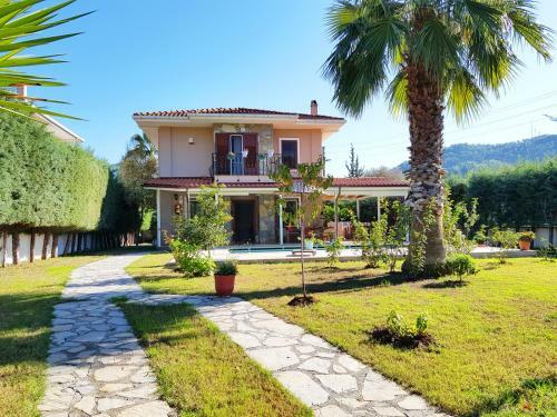 Private Villa With Pool. Perfect Location!