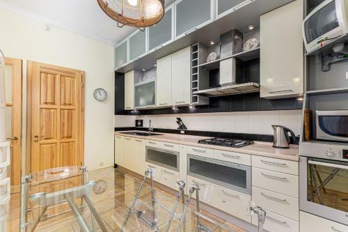 Grecheskaya Street Art Apartment