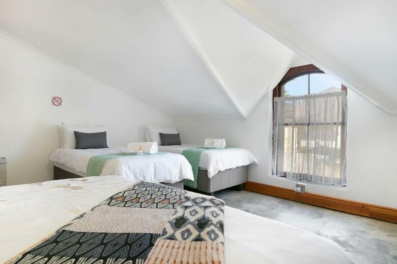 J's Audacious Living Montagu