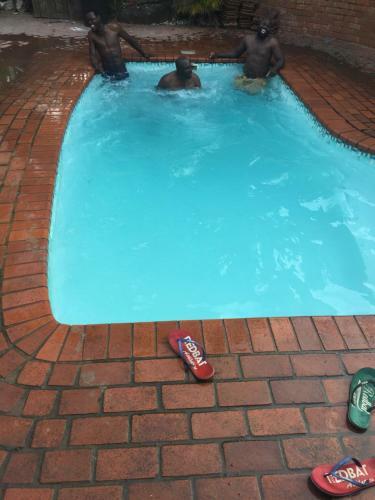 Hostal Luvuyos Guest House Pmb