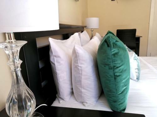 Hostal 5 On Jameson Guesthouse