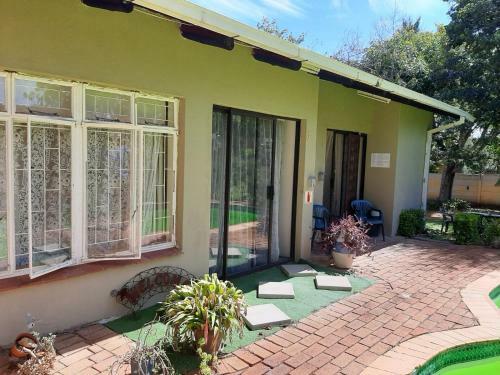 Hostal Chariots Guest House