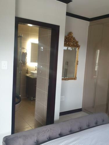 2 Bed Hotel-style Apartment Fourways. Urban View
