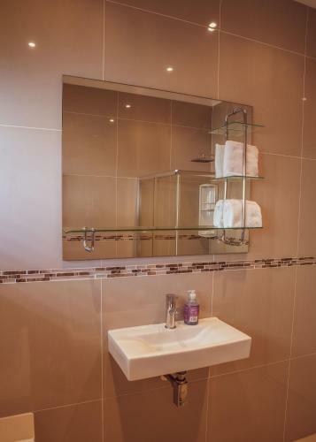 Exclusive Poolside Villa, Humewood