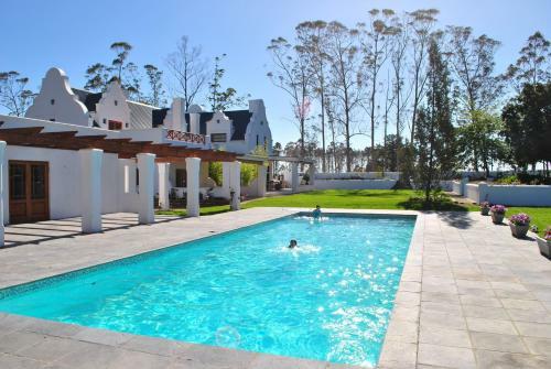 Lodge Lombard Villa