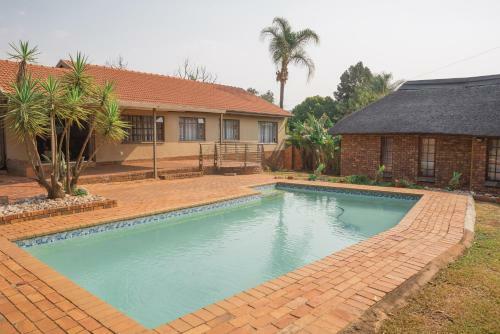 Modern Villa With Pool @ 152 Brookside House