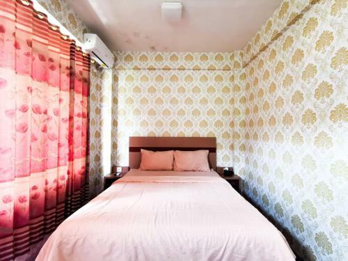 Room At Aws Apartment By Levi