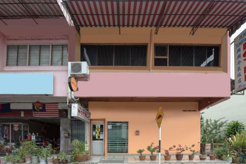 Spot On 90305 Hen Hen Hotel