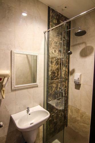 Hotel Zamburger Rose Mutiara Mas
