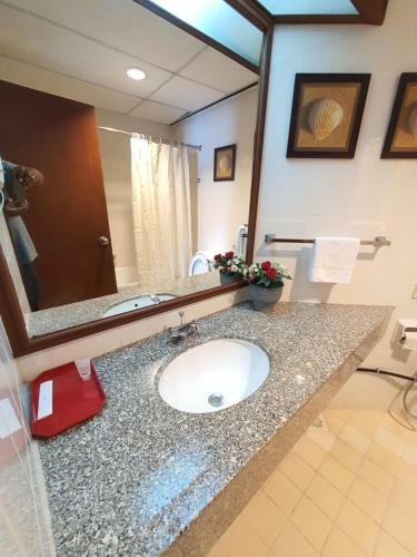 Apartamento Beachfront Deluxe Double Loft + Seaview Balcony @ D' Beach Suites