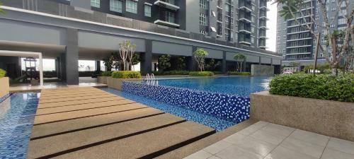 Bukit Rimau Roomy Master Bedroom With Facilities
