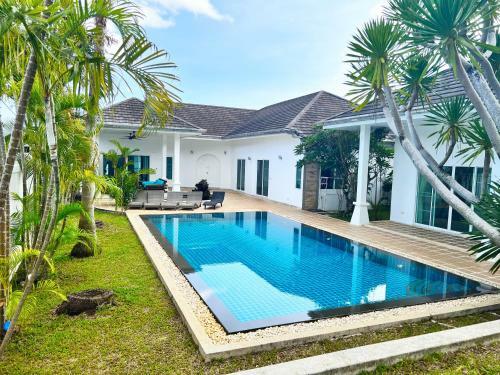 Beautiful 3 Bedrooms Pool Villa In Phuket