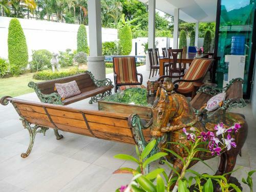 Spacious 4 Bedrooms Private Pool Villa In Phuket