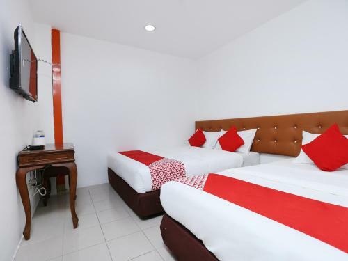 Oyo 89672 Eg Hotel Jj