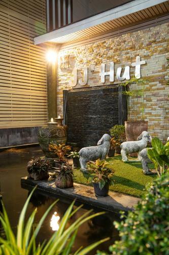 Jj Hut Hotel