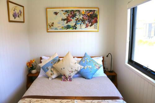 Bed & Breakfast Pink Lake Tiny House - 'peony'