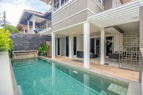Modern Pool House