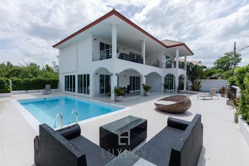 Modern 4 Bedroom Pool Villa - Vy