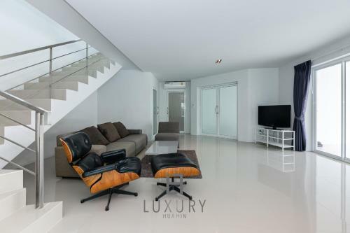 Modern 4 Bedroom Pool Villa - Vy